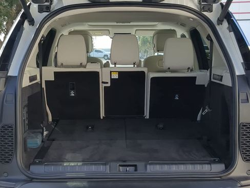 Used 2025 Land Rover Discovery S image 37