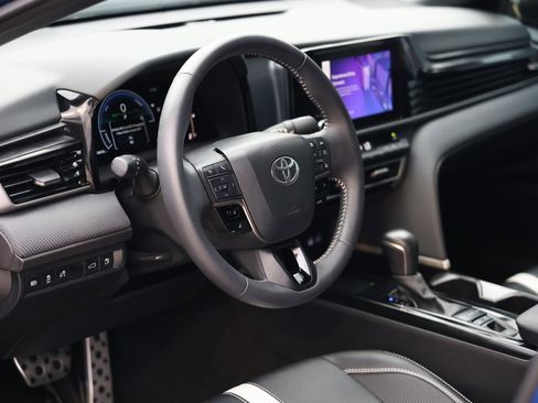 Used 2025 Toyota Camry SE image 13