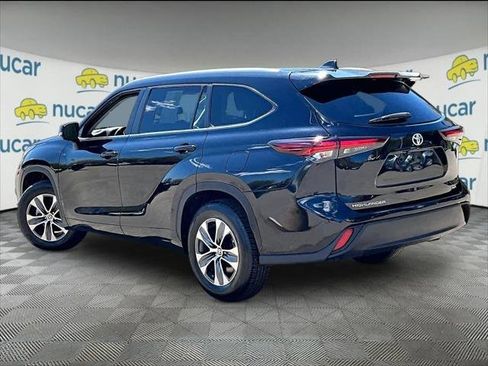 Used 2024 Toyota Highlander XLE FWD image 4