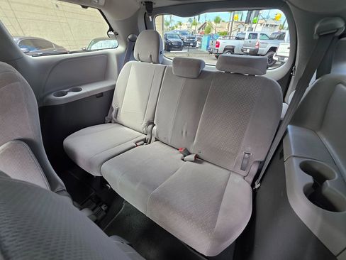 Used 2019 Toyota Sienna LE w/ Carpet Mat Package image 21