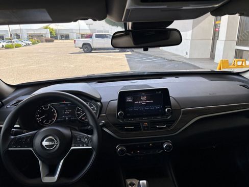 Used 2025 Nissan Altima 2.5 SV FWD image 34