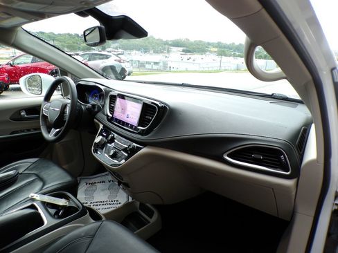 Used 2022 Chrysler Pacifica Touring-L FWD image 14