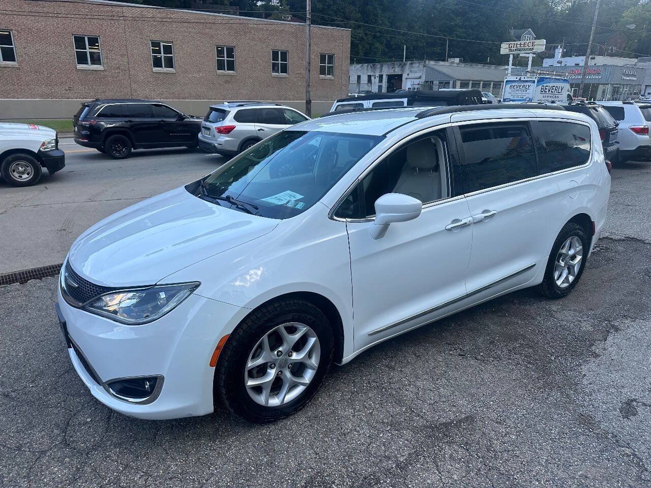 Used 2017 Chrysler Pacifica Touring-L w/ Tire & Wheel Group FWD image 3