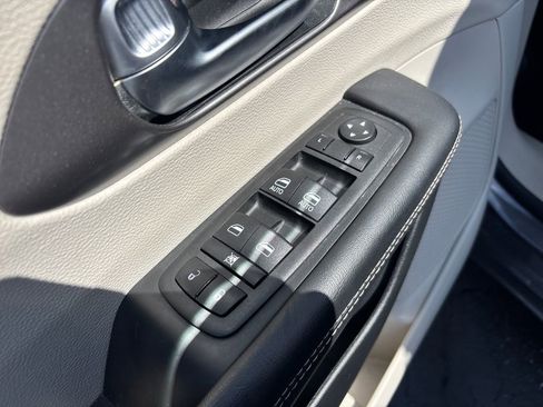 Used 2023 Chrysler Pacifica Touring-L FWD image 13