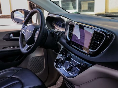 Used 2023 Chrysler Pacifica Touring-L FWD image 19