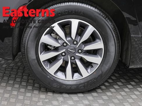 Used 2024 Chrysler Pacifica Limited FWD image 9