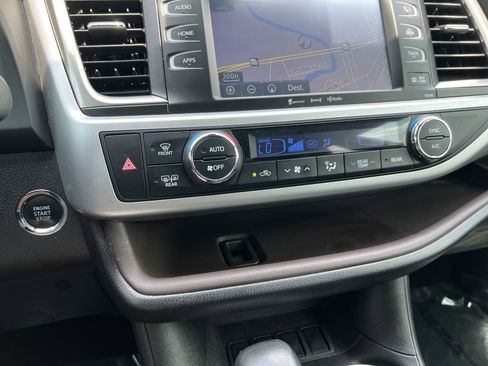 Used 2019 Toyota Highlander XLE FWD image 31