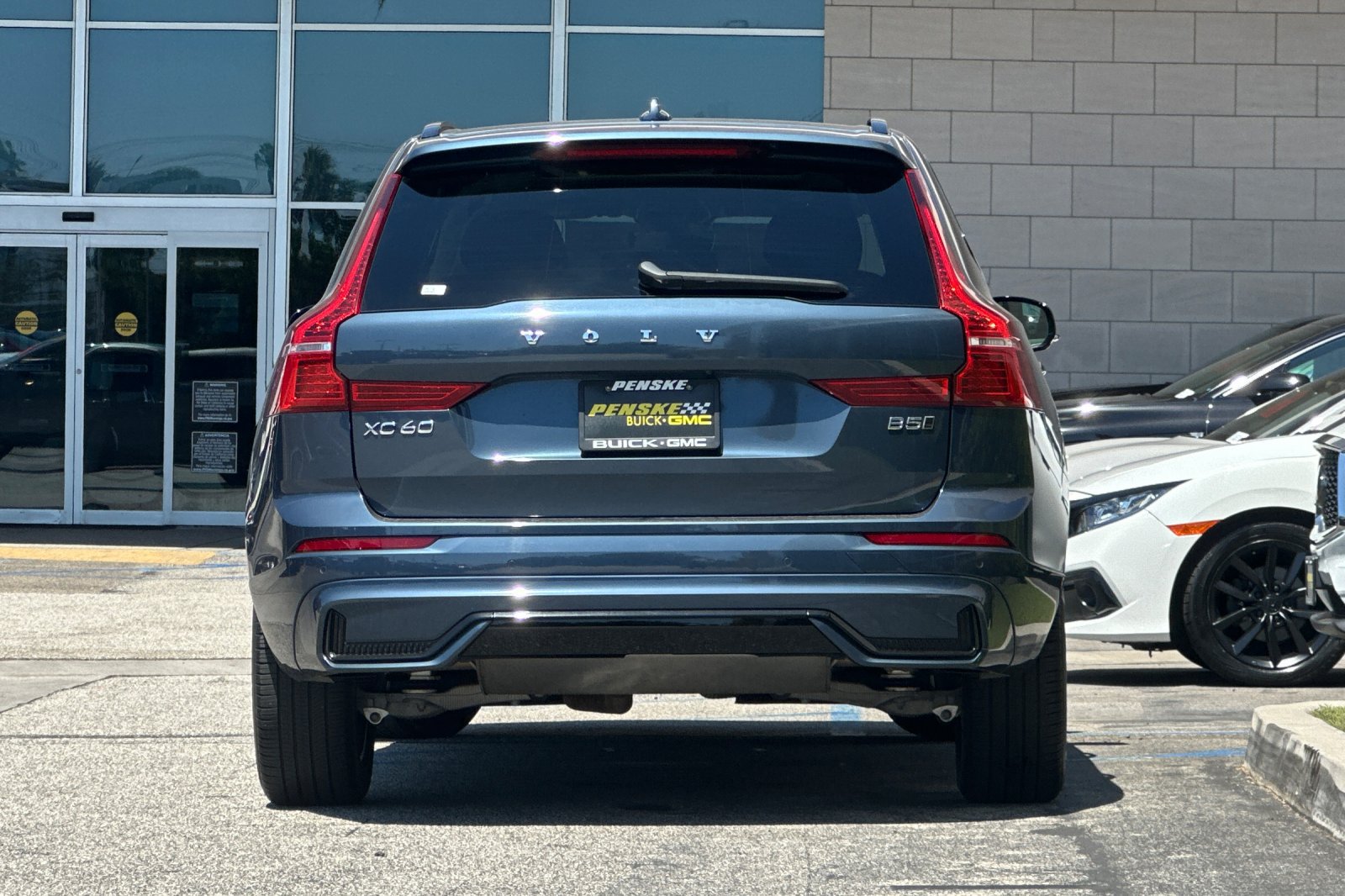 Used 2024 Volvo XC60 B5 Core AWD/4WD image 5