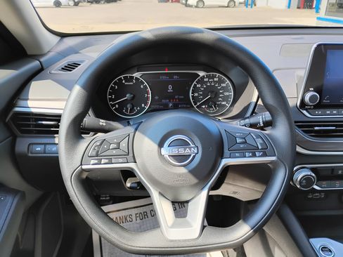 Used 2025 Nissan Altima 2.5 SV FWD image 21