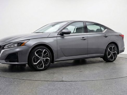 Used 2025 Nissan Altima 2.5 SR image 3