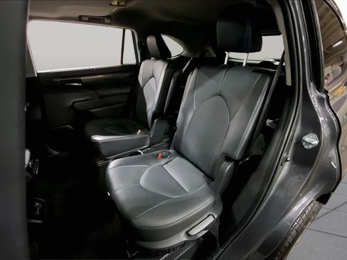 Used 2025 Toyota Highlander Limited AWD/4WD image 21