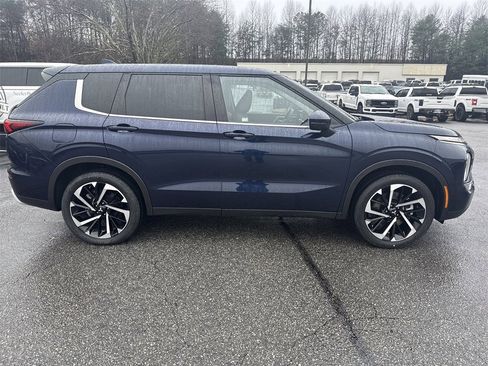 Used 2023 Mitsubishi Outlander SE image 8