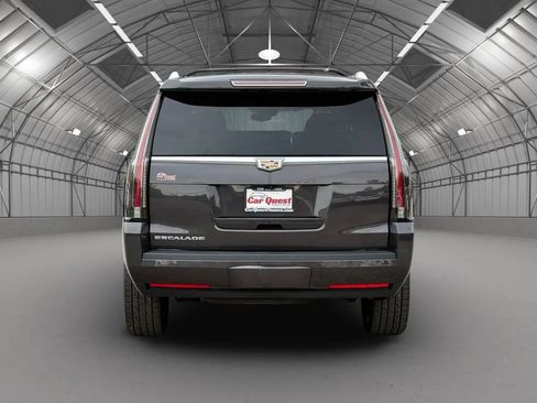Used 2017 Cadillac Escalade Luxury AWD/4WD image 6