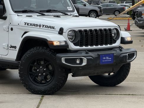 Used 2024 Jeep Gladiator Sport AWD/4WD image 2
