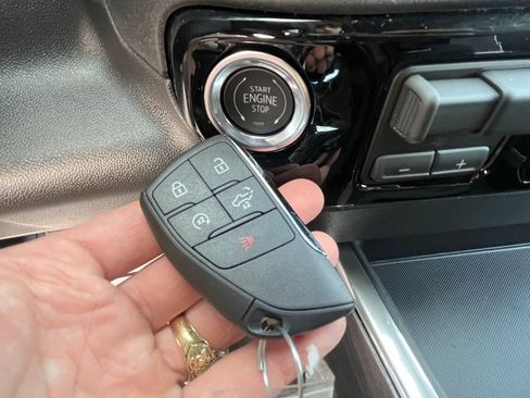 New 2026 GMC Sierra 1500 SLT w/ SLT Convenience Package image 41