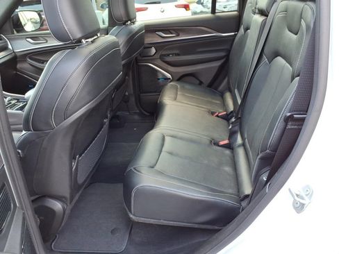 Used 2022 Jeep Grand Cherokee Overland w/ MOPAR Finishing Package AWD/4WD image 12