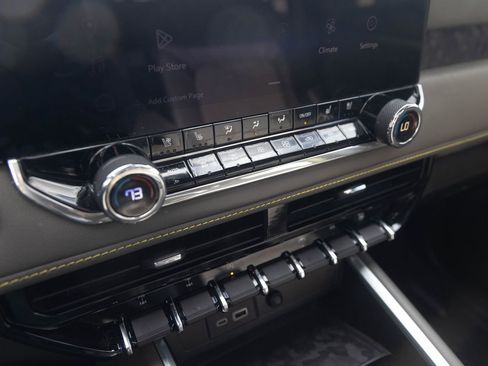 Used 2023 Chevrolet Colorado ZR2 w/ ZR2 Convenience Package III image 34