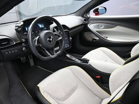 Used 2024 McLaren Artura RWD image 4