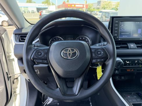 Used 2021 Toyota RAV4 LE FWD image 17