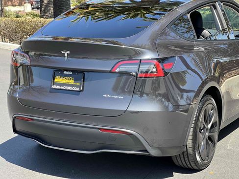 Used 2025 Tesla Model Y Long Range AWD/4WD image 57