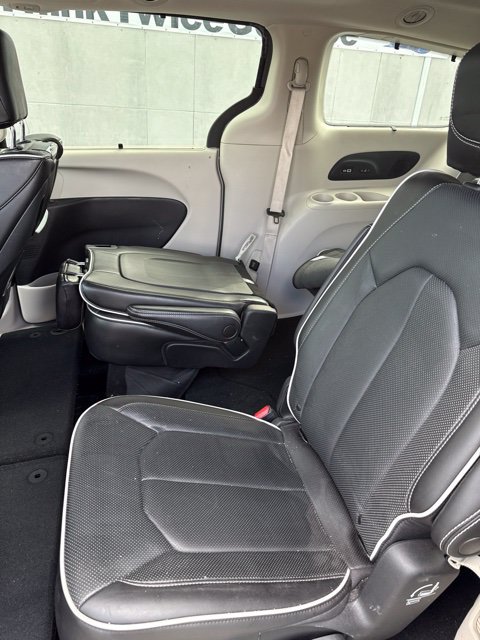 Used 2023 Chrysler Pacifica Limited w/ Uconnect Theater Family Group FWD image 11
