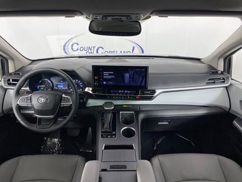Used 2025 Toyota Sienna XLE image 15