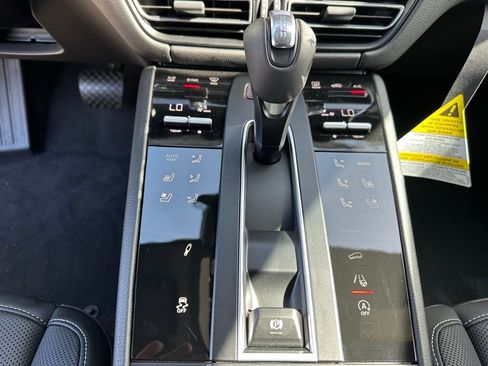 Certified 2025 Porsche Macan Turbo AWD/4WD image 23
