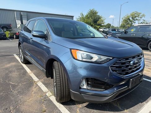 Used 2019 Ford Edge Titanium FWD image 2