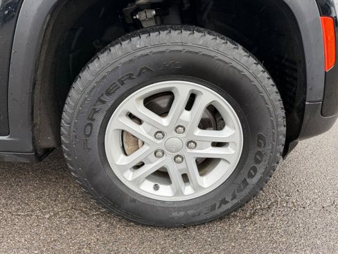 Used 2023 Jeep Grand Cherokee Laredo image 16