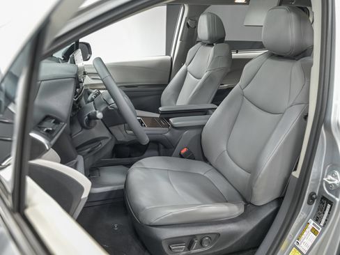 Used 2024 Toyota Sienna XLE w/ XLE Plus Package FWD image 16