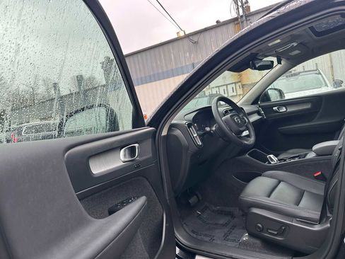 Used 2025 Volvo XC40 B5 Plus w/ Protection Package Premier image 20