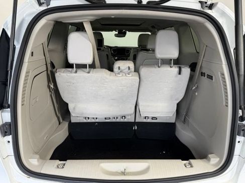Used 2019 Chrysler Pacifica Limited w/ Advanced Safetytec Group FWD image 17