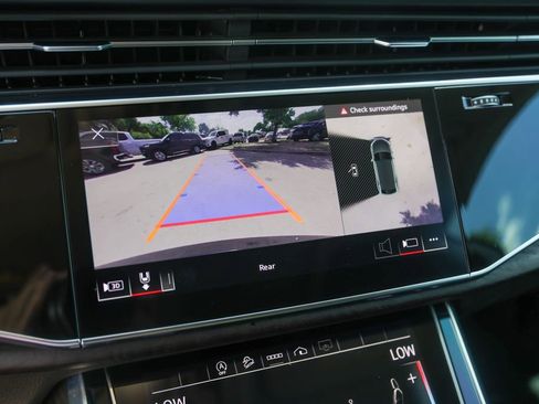 Used 2022 Audi Q8 Premium image 17