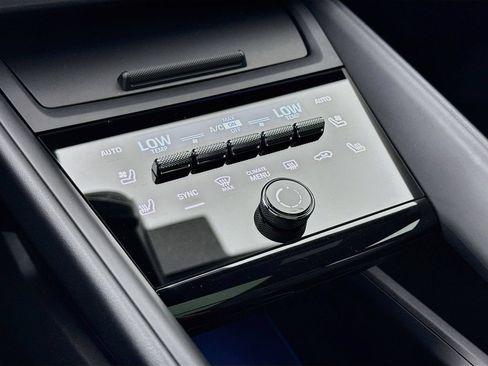 Used 2025 Porsche Macan Electric RWD image 21