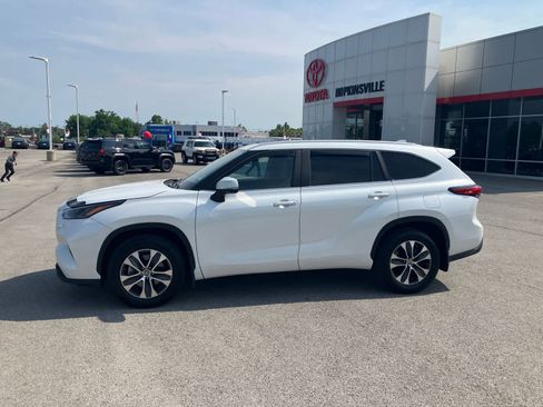 Used 2023 Toyota Highlander XLE AWD/4WD image 4