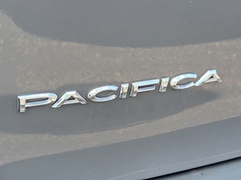 Used 2023 Chrysler Pacifica Touring-L FWD image 31