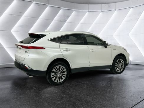 Used 2021 Toyota Venza XLE image 4