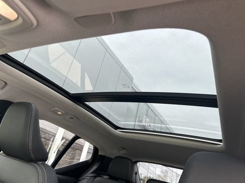 Used 2025 Volvo XC40 B5 Plus AWD/4WD image 27