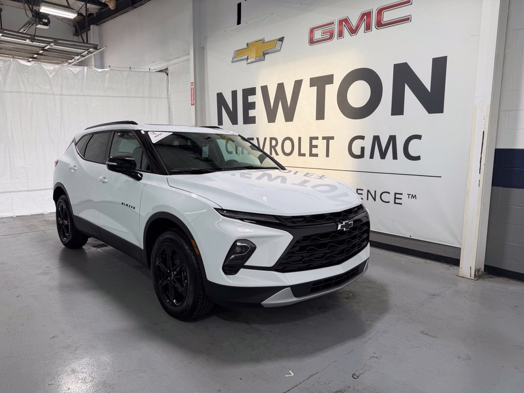 New 2026 Chevrolet Blazer LT w/ Midnight/Sport Edition FWD image 2