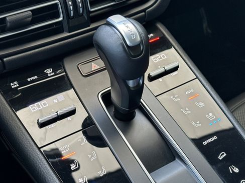 Certified 2022 Porsche Macan AWD/4WD image 22