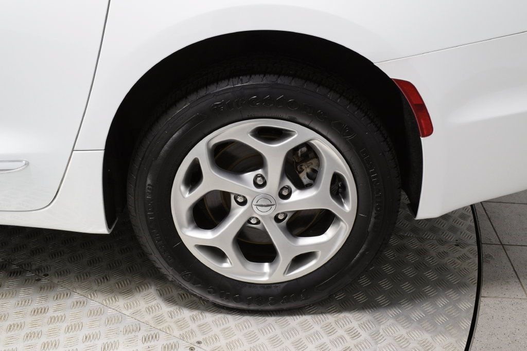 Used 2023 Chrysler Pacifica Limited AWD/4WD image 34