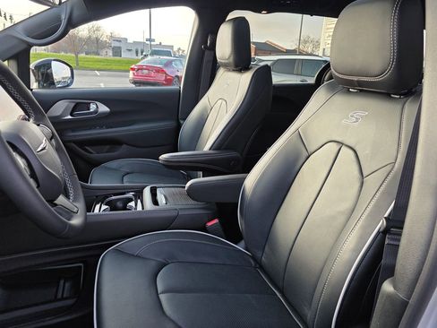 New 2026 Chrysler Pacifica Limited image 10