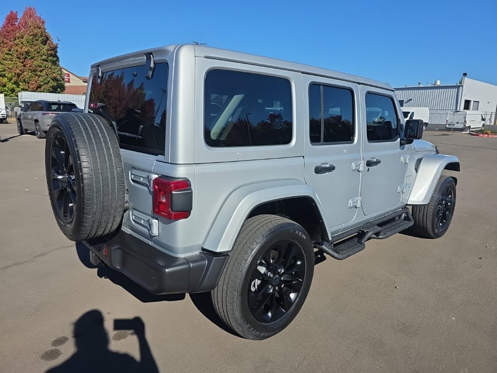 Used 2024 Jeep Wrangler Unlimited Sahara w/ Technology Group AWD/4WD image 5