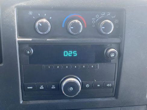 Used 2014 Chevrolet Express 3500 RWD image 25