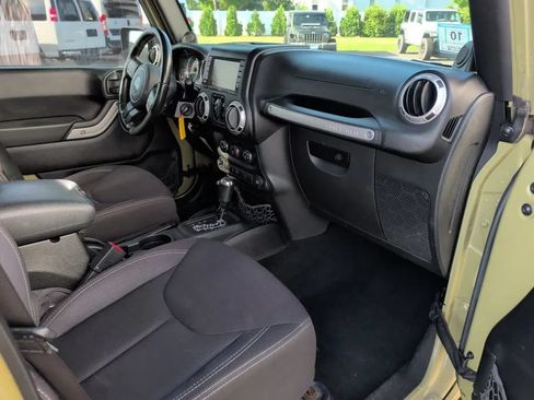 Used 2013 Jeep Wrangler Unlimited Sahara w/ Connectivity Group AWD/4WD image 27