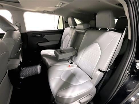 Used 2022 Toyota Highlander XLE AWD/4WD image 26