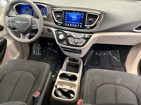 Used 2017 Chrysler Pacifica Touring image 12