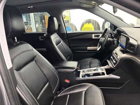 Used 2021 Ford Explorer XLT w/ Equipment Group 202A image 11