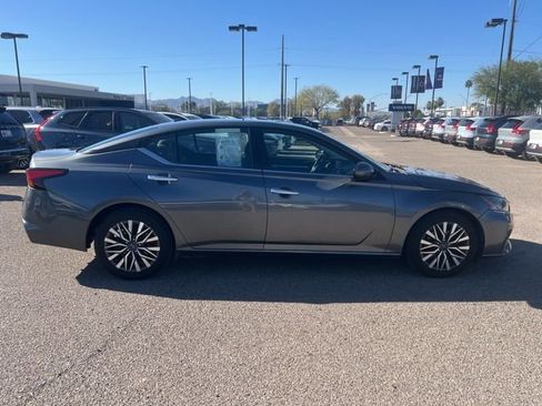 Used 2023 Nissan Altima 2.5 SV image 2