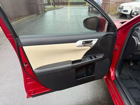 Used 2011 Lexus CT 200h Premium w/ Premium Audio Pkg image 9